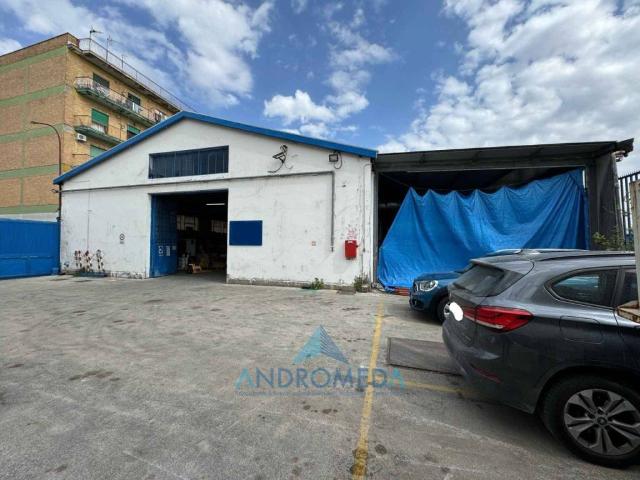 Locale Commerciale in vendita a Arzano, Campania
