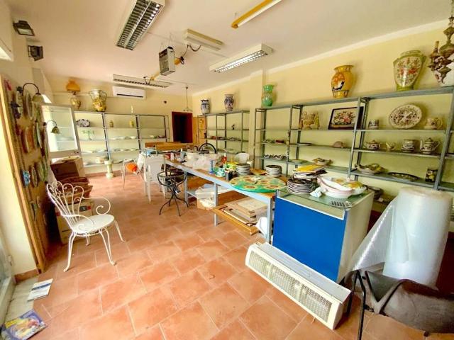 Locale Commerciale in vendita a Ascea, Campania
