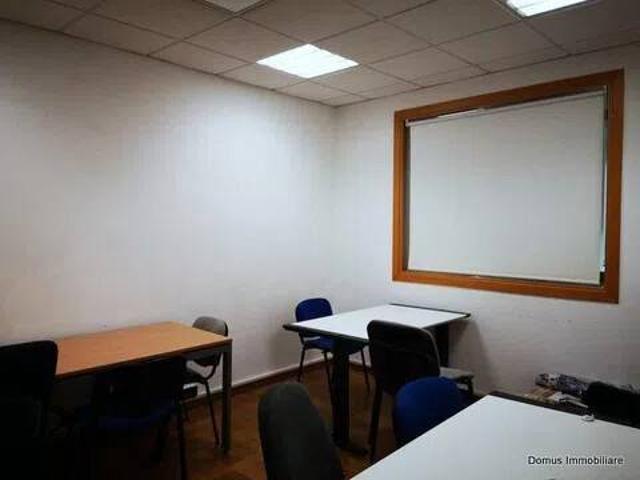 Locale Commerciale in vendita a Cavignano, Marche