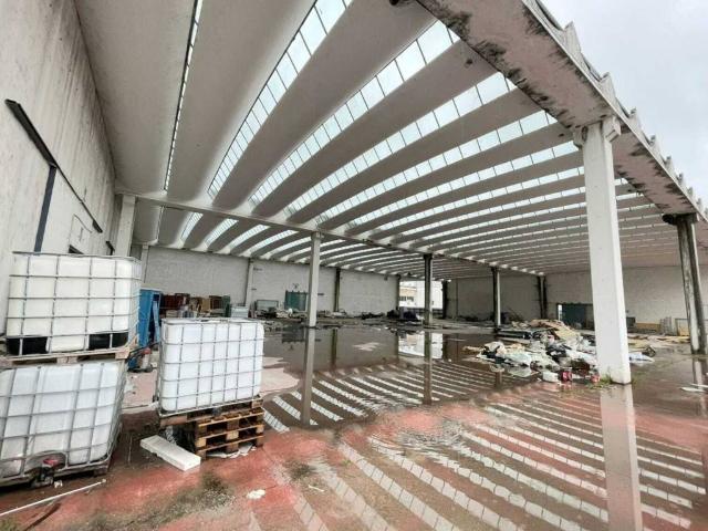 Locale Commerciale in vendita a Monticelli, Marche