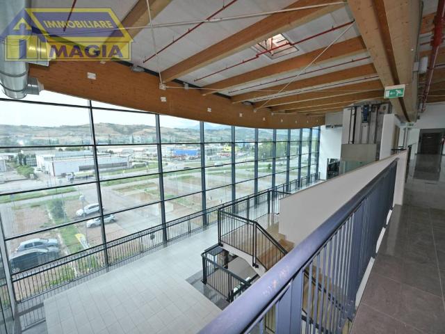 Locale Commerciale in vendita a Marche, Ascoli Piceno