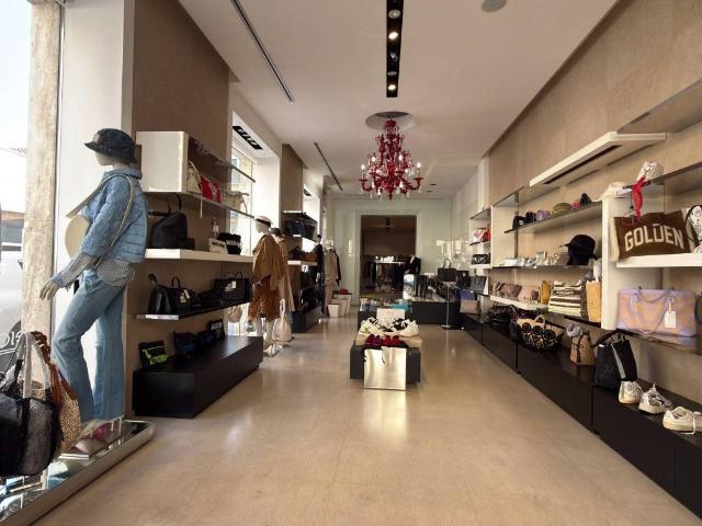 Locale Commerciale in vendita a San Giacomo, Marche