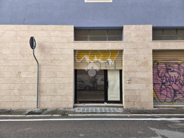 Locale Commerciale in vendita a Campo Parignano, Marche