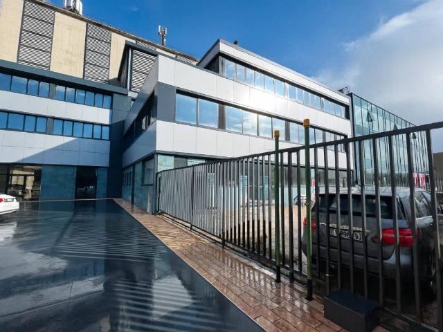 Locale Commerciale in vendita a Monticelli, Marche
