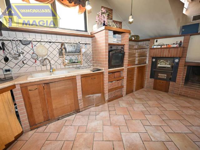 Locale Commerciale in vendita a Monticelli, Marche