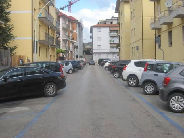 Locale Commerciale in vendita a Campo Parignano, Marche