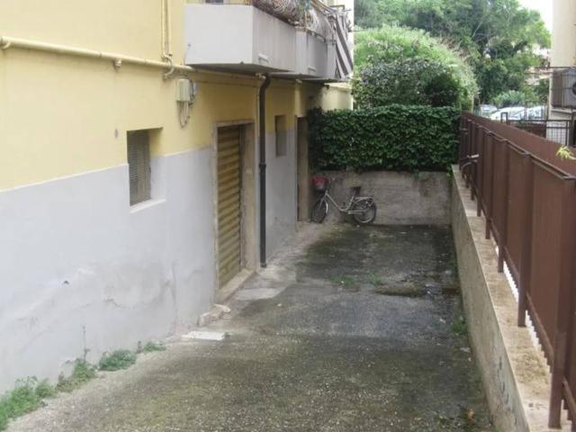 Locale Commerciale in vendita a Campo Parignano, Marche