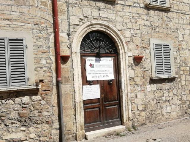 Locale Commerciale in vendita a San Venanzio, Marche