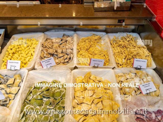 Locale Commerciale in vendita a Porta Maggiore, Marche