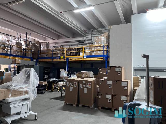 Locale Commerciale in vendita a Assago, Milano