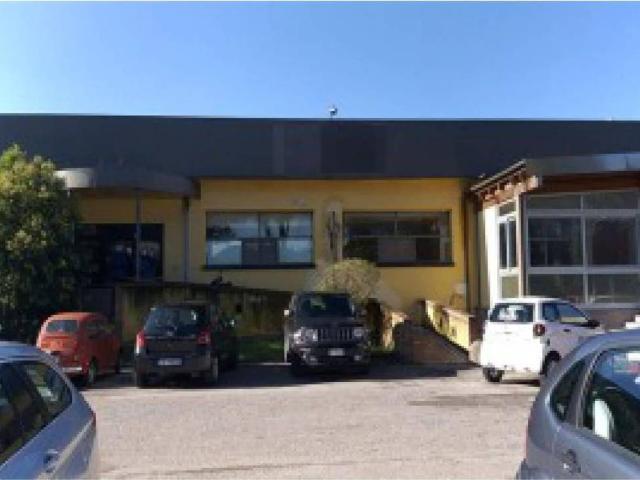 Locale Commerciale in vendita a Assisi, Umbria