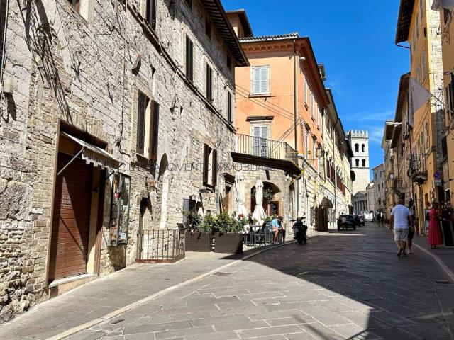 Locale Commerciale in vendita a Assisi, Umbria