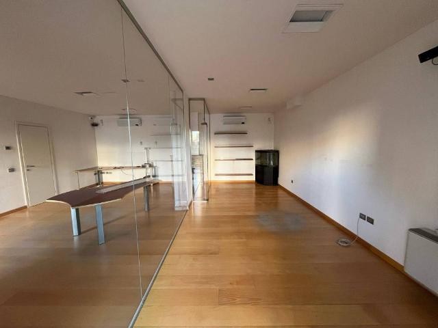 Locale Commerciale in vendita a Assisi, Umbria