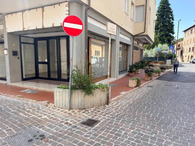 Locale Commerciale in vendita a Santa Maria degli Angeli, Assisi