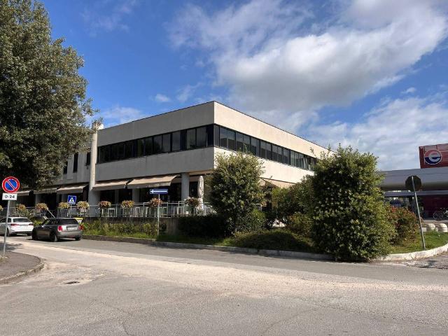 Locale Commerciale in vendita a Assisi, Umbria