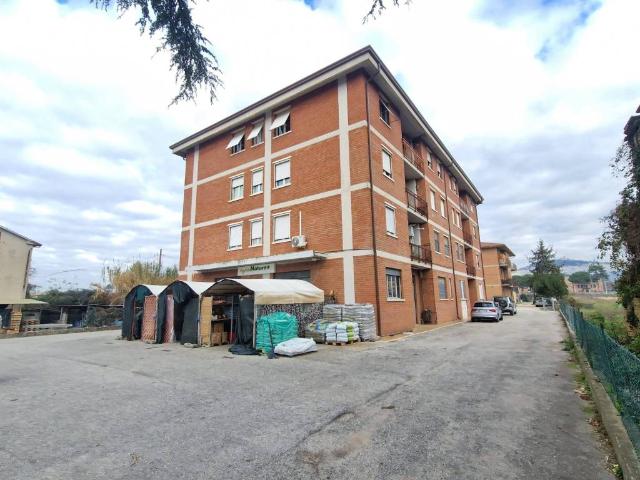 Locale Commerciale in vendita a Assisi, Umbria
