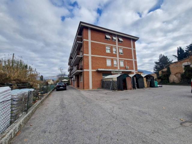 Locale Commerciale in vendita a Assisi, Umbria
