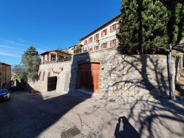 Locale Commerciale in vendita a Assisi, Umbria