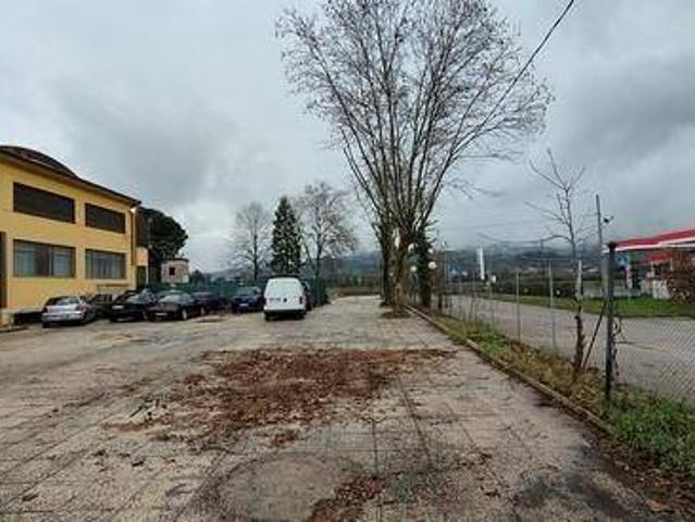 Locale Commerciale in vendita a Assisi, Umbria