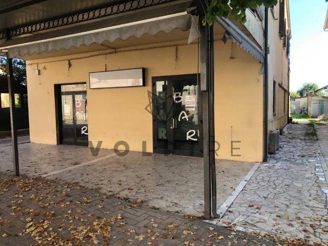 Locale Commerciale in vendita a Assisi, Umbria
