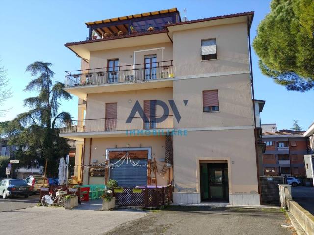 Locale Commerciale in vendita a Assisi, Umbria