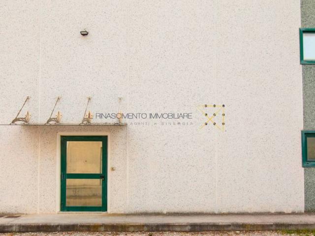 Locale Commerciale in vendita a Assisi, Umbria
