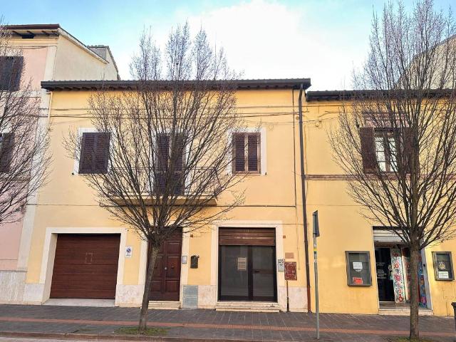 Locale Commerciale in vendita a Assisi, Umbria