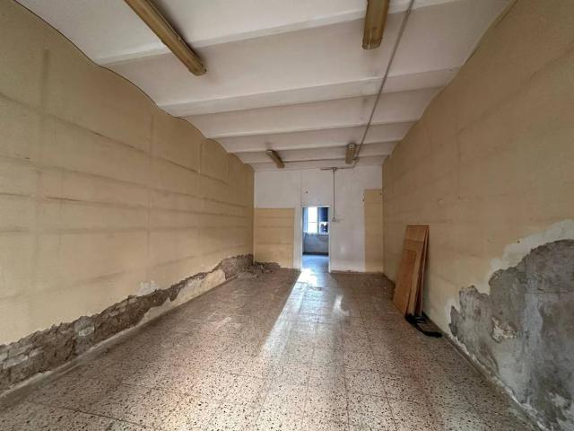 Locale Commerciale in vendita a Assisi, Umbria