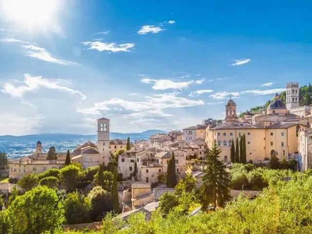 Locale Commerciale in vendita a Assisi, Umbria