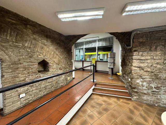 Locale Commerciale in vendita a Assisi, Umbria