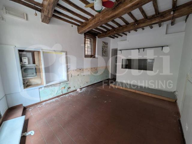 Locale Commerciale in vendita a Assisi, Umbria