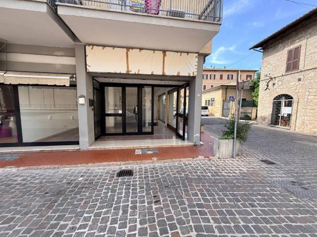 Locale Commerciale in vendita a Assisi, Umbria