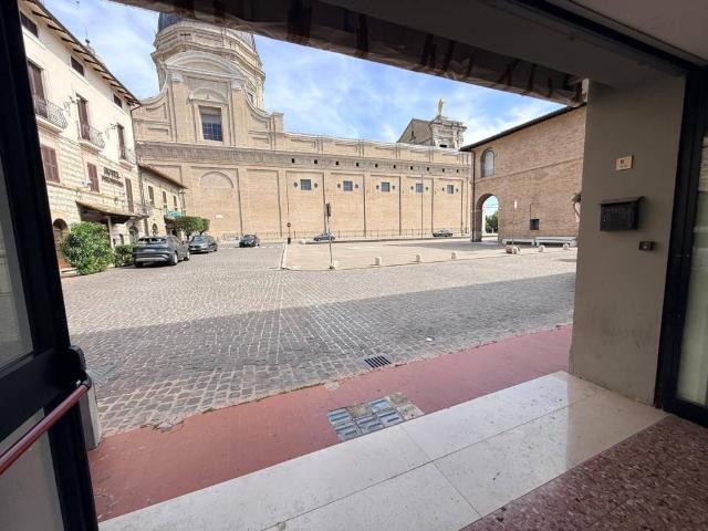 Locale Commerciale in vendita a Assisi, Umbria