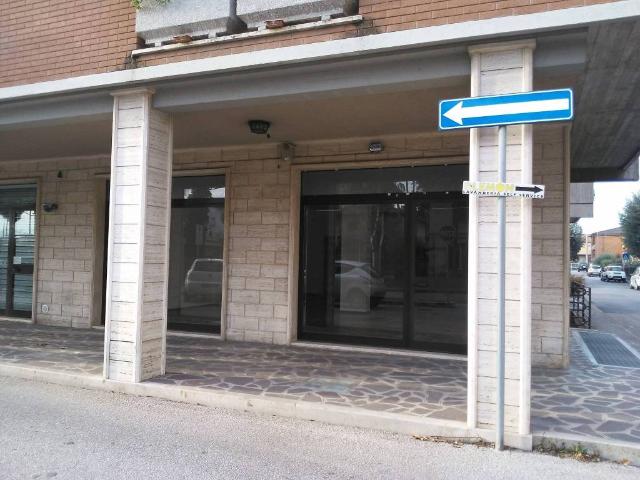 Locale Commerciale in vendita a Assisi, Umbria