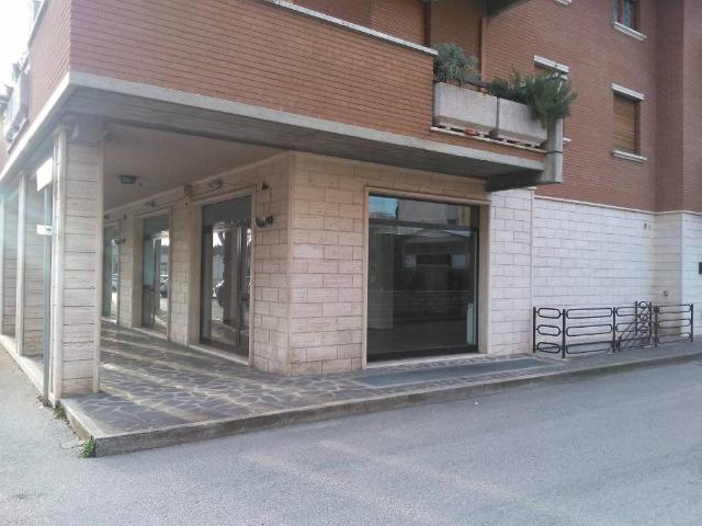 Locale Commerciale in vendita a Assisi, Umbria