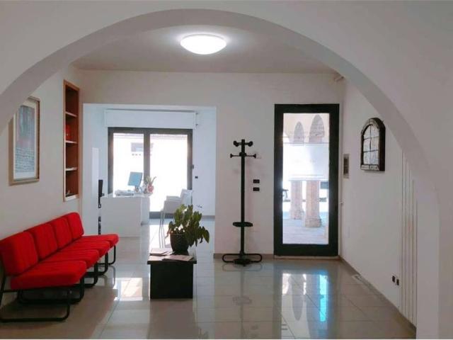 Locale Commerciale in vendita a Assisi, Umbria