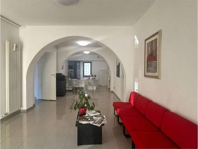 Locale Commerciale in vendita a Assisi, Umbria