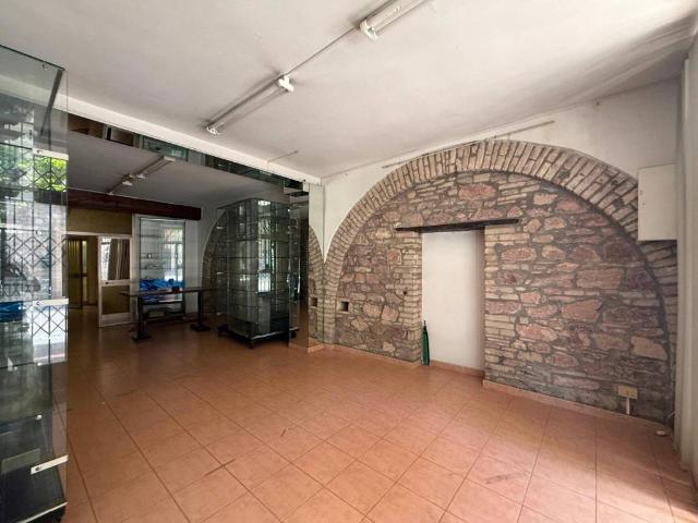 Locale Commerciale in vendita a Assisi, Umbria