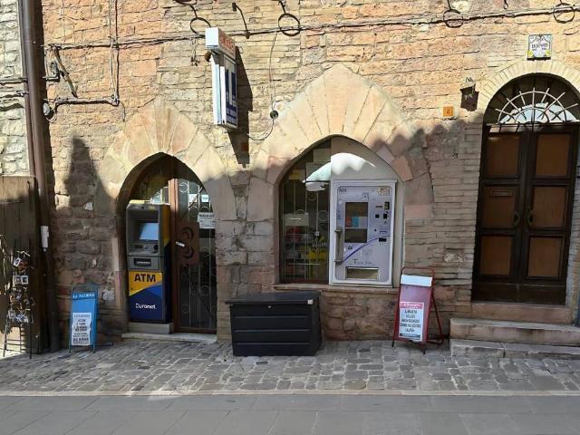 Locale Commerciale in vendita a Assisi, Umbria