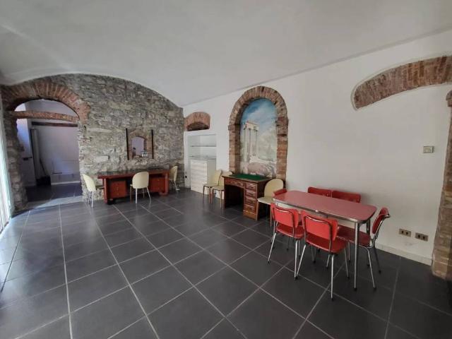 Locale Commerciale in vendita a Pagnano, Asso