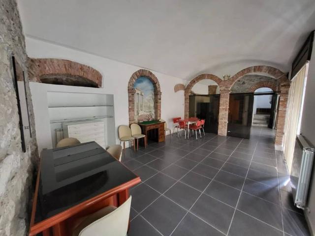 Locale Commerciale in vendita a Pagnano, Asso