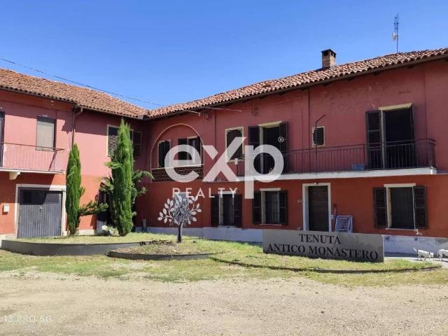 Locale Commerciale in vendita a Quarto Superiore, Piemonte