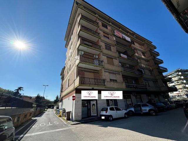 Locale Commerciale in vendita a Atripalda, Campania