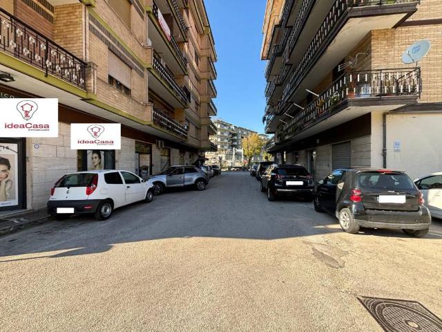 Locale Commerciale in vendita a Atripalda, Campania