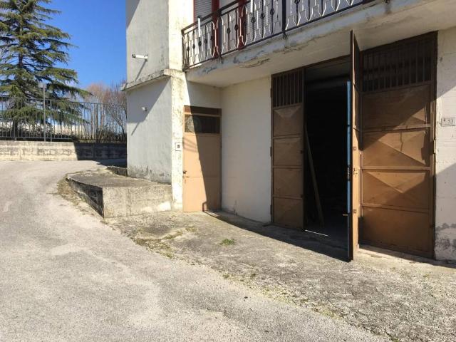 Locale Commerciale in vendita a Atripalda, Campania