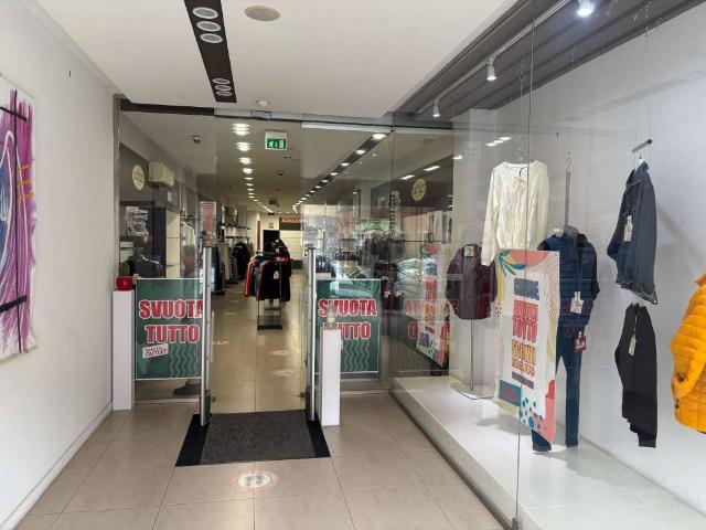 Locale Commerciale in vendita a Atripalda, Campania