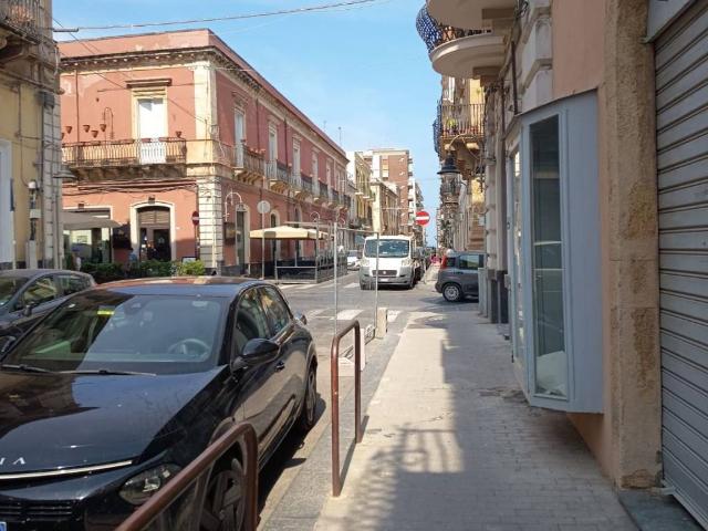 Locale Commerciale in vendita a Augusta, Sicilia