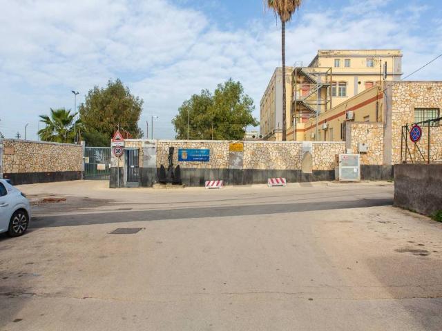 Locale Commerciale in vendita a Augusta, Sicilia