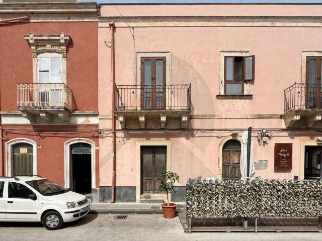 Locale Commerciale in vendita a Augusta, Sicilia