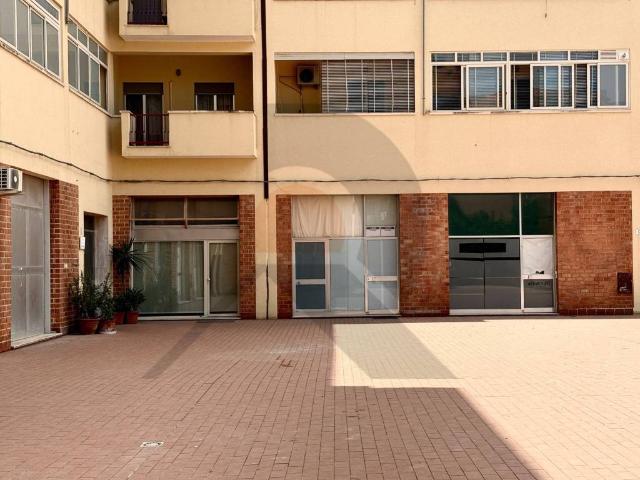 Locale Commerciale in vendita a Augusta, Sicilia